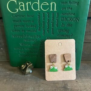NWT Cute grumpy green frog earrings.